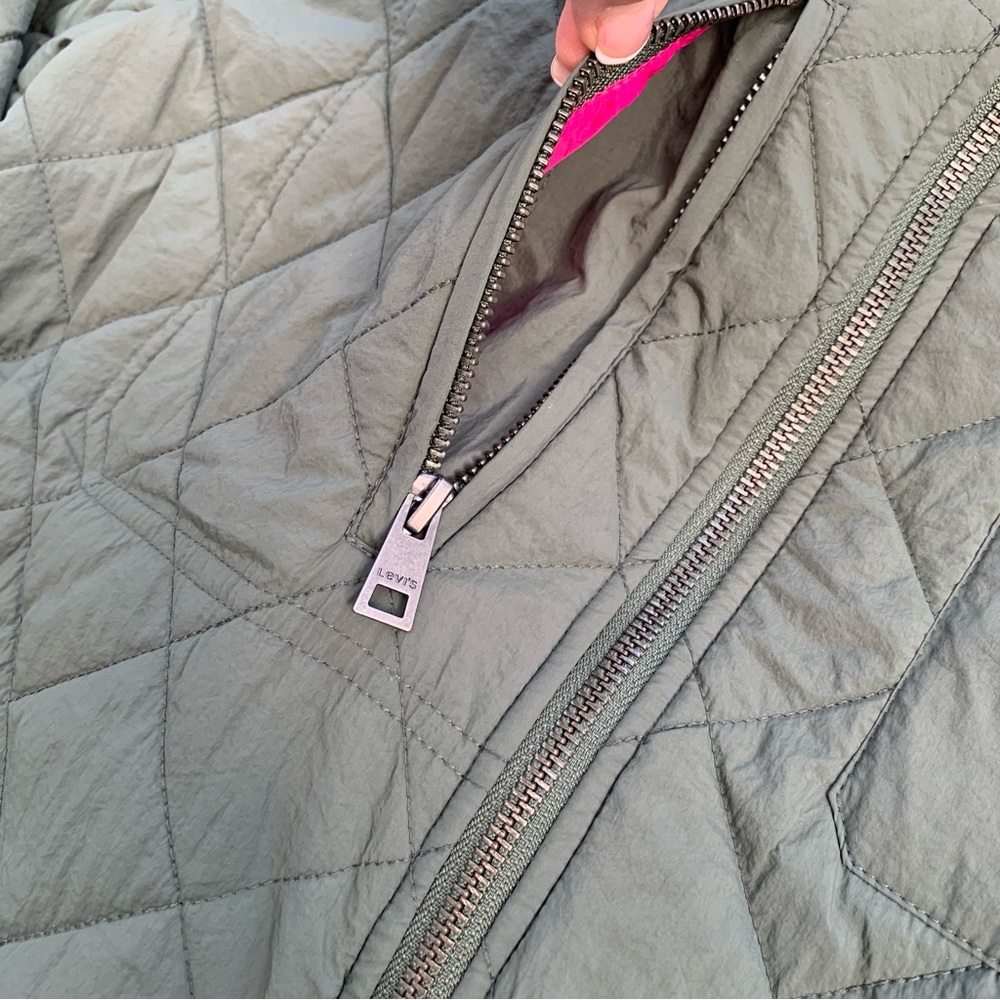 Levi’s Women’s Olive Green Quilted Bomber Jacket Size Medium - Picture 7 of 15